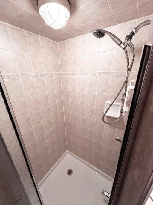 Room In Oshawa, 24/7 Security, Free Parking Exterior photo