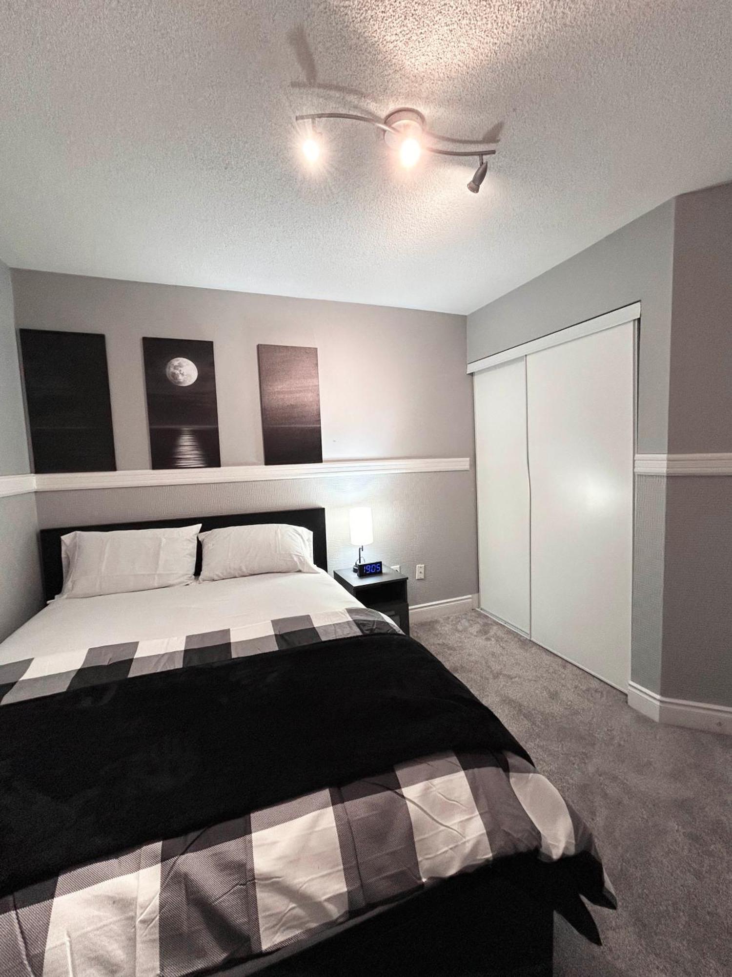 Room In Oshawa, 24/7 Security, Free Parking Exterior photo