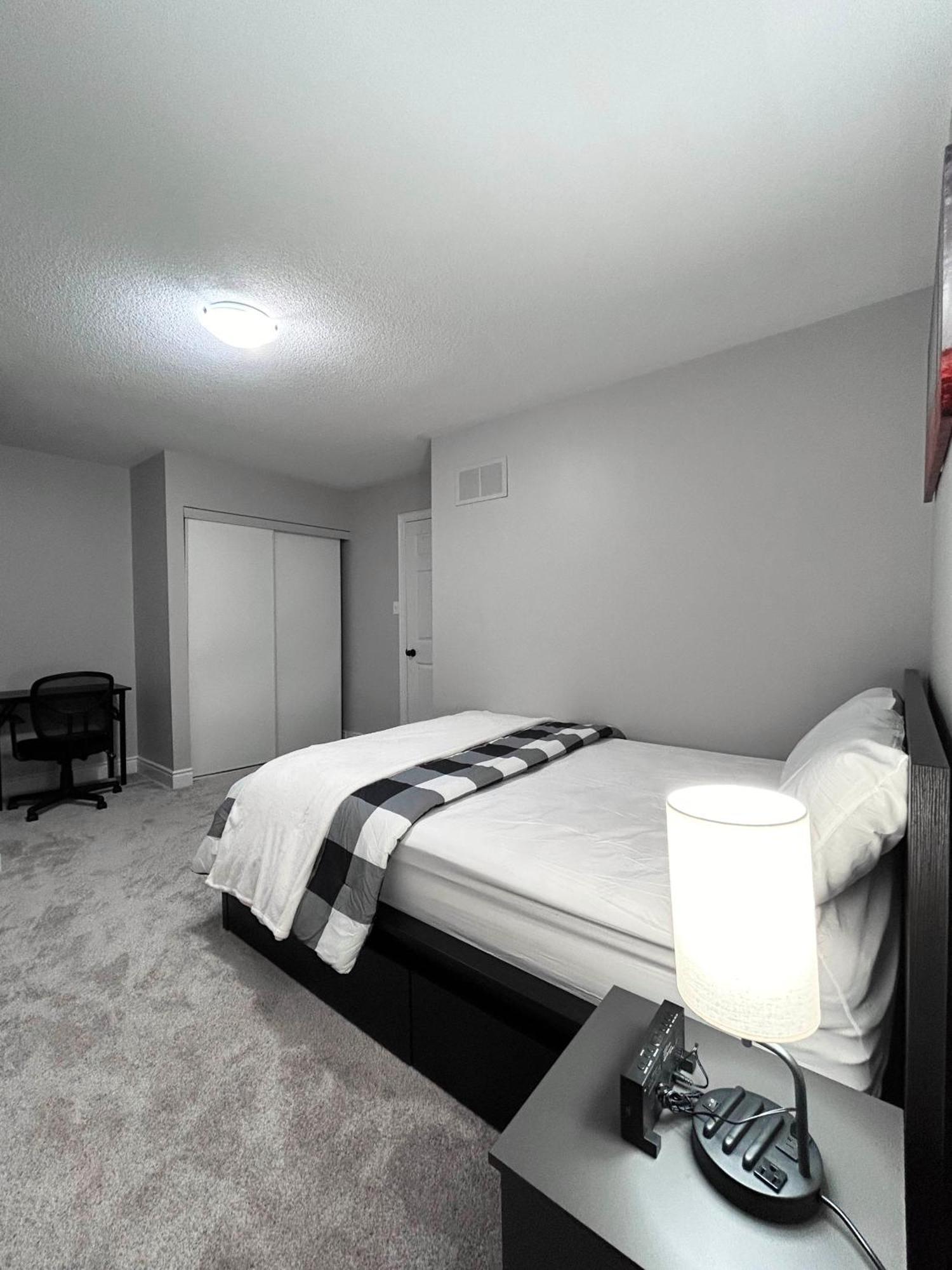 Room In Oshawa, 24/7 Security, Free Parking Exterior photo